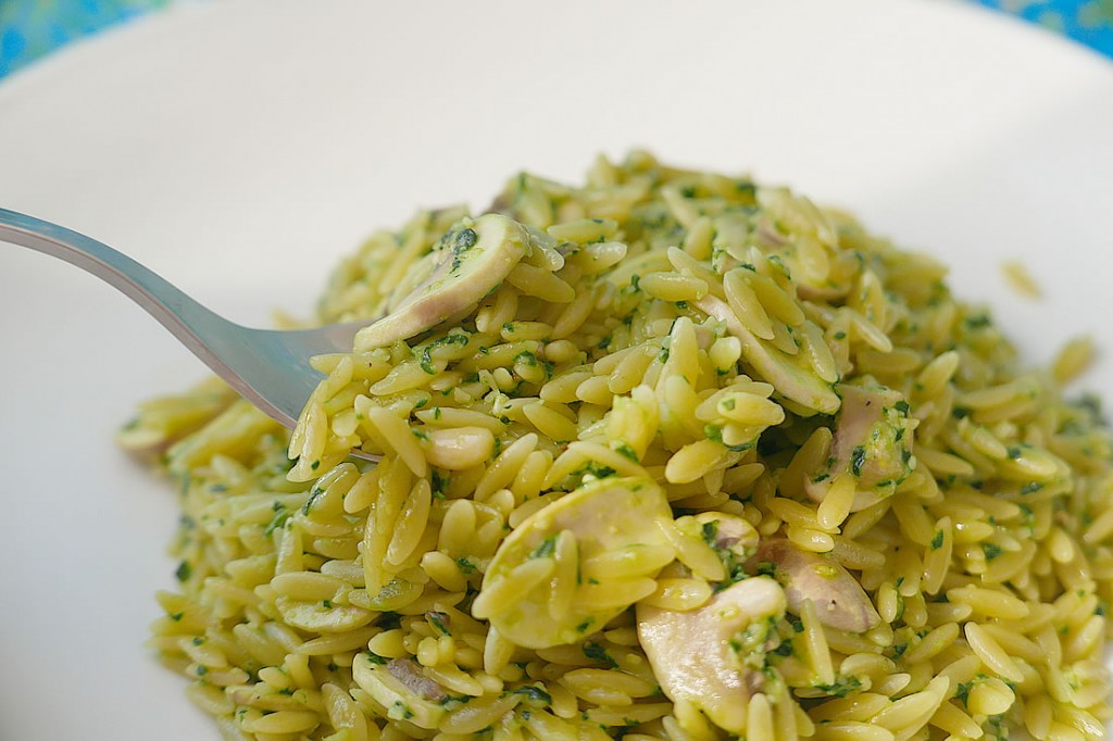Orzo pasta with spinach paste
