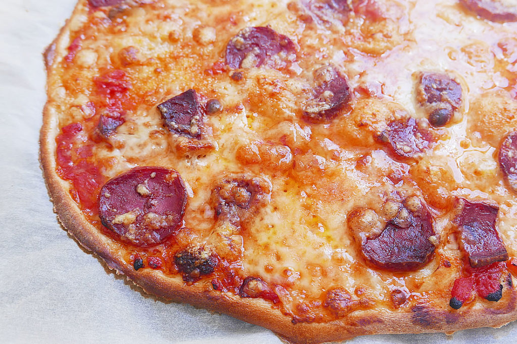 Easy crispy pizza crust Dans la lune