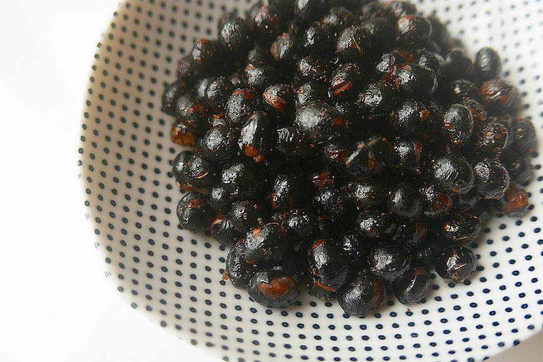 Japanese roasted black bean snack