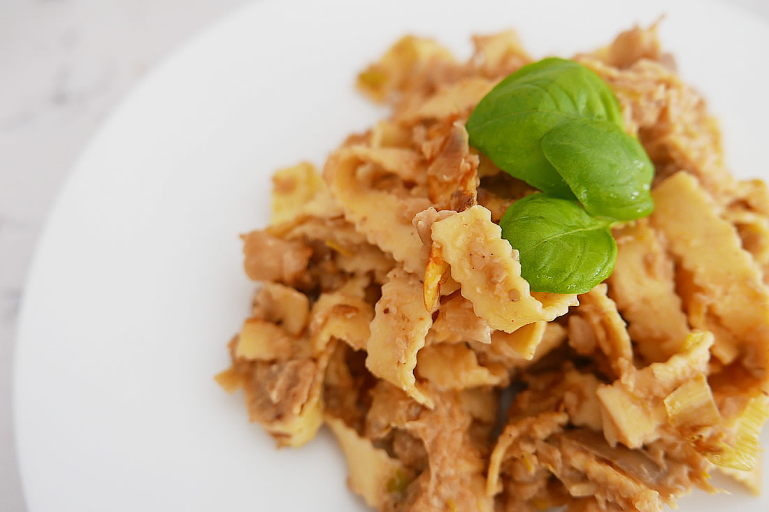 Pasta sauce with white eggplant and leek