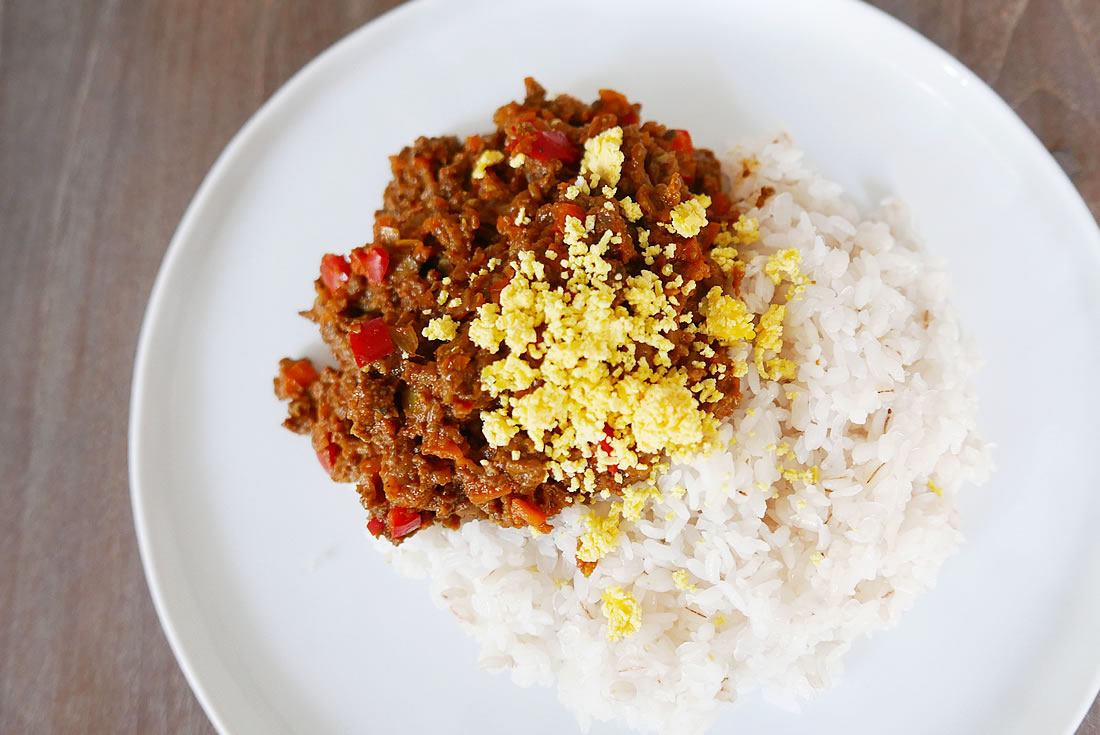 Dried curry with pear