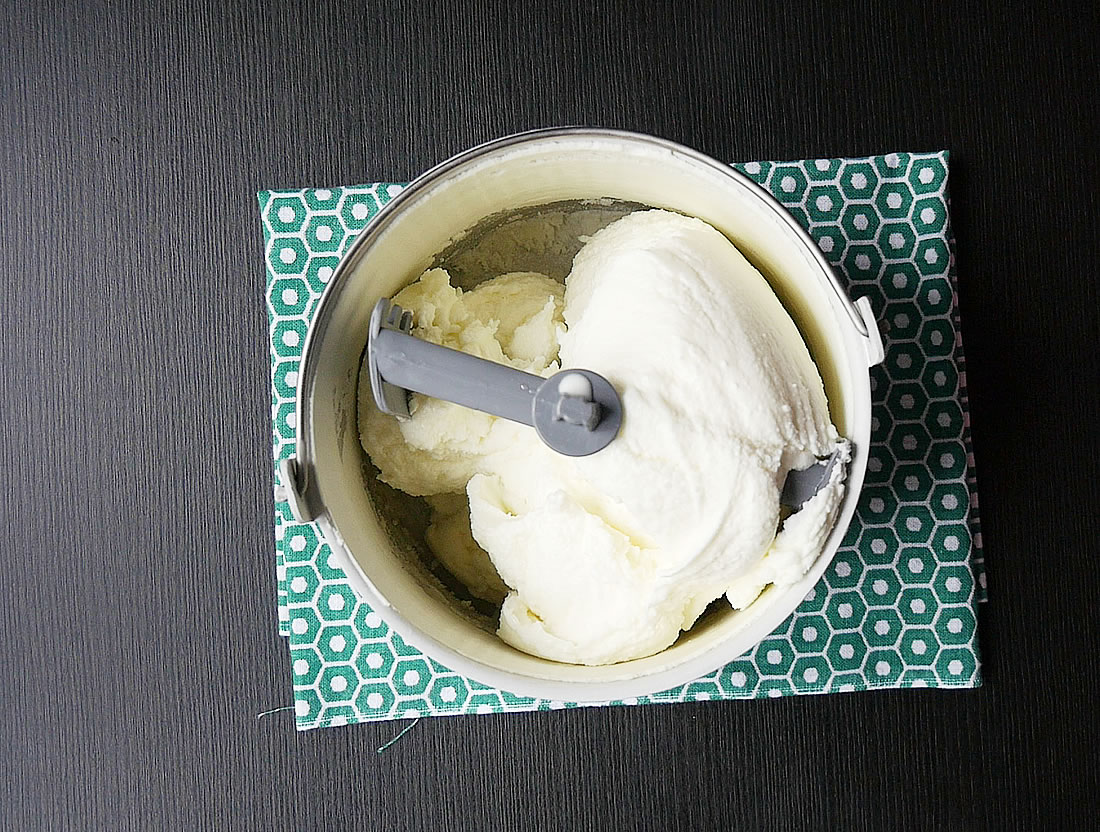 Frozen yogurt with compressor machine