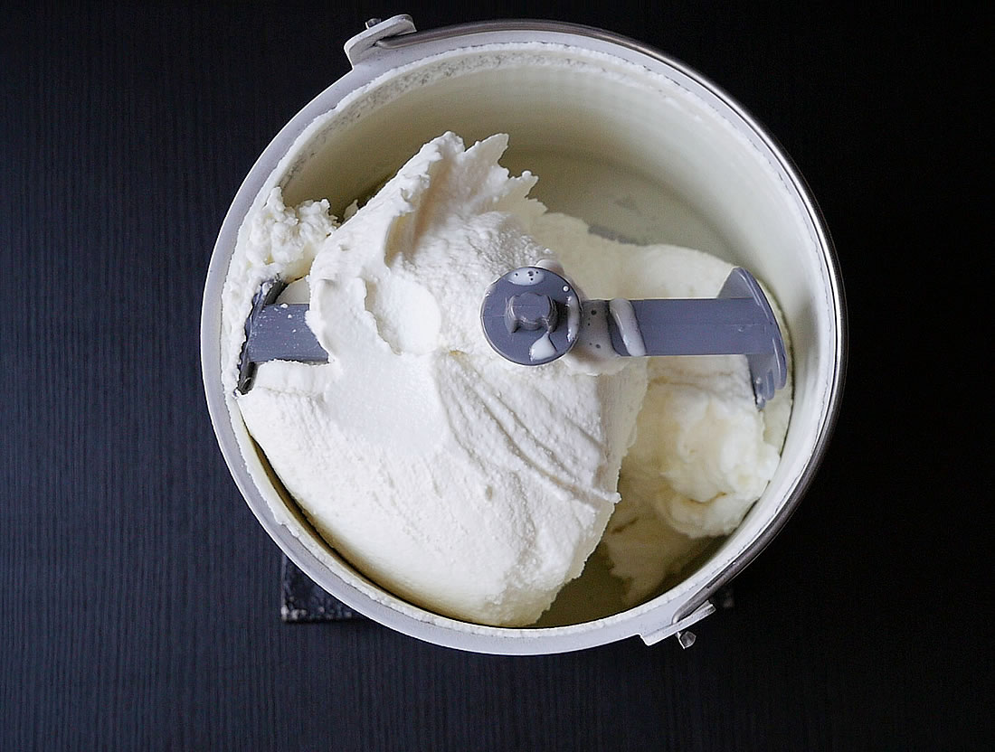 Greek yogurt cream gelato with compressor machine